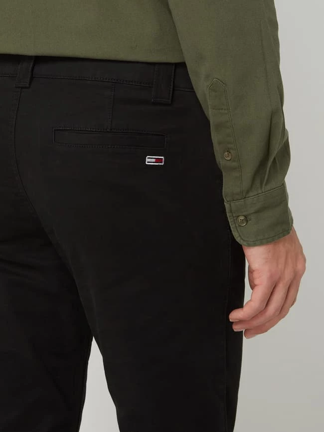 Tommy Jeans Slim Fit Chino Mit Stretch-Anteil Modell 'Scanton' - Schwarz 3 Tommy Jeans Slim Fit Chino Mit Stretch-Anteil Modell 'Scanton' - Schwarz – Bild 3