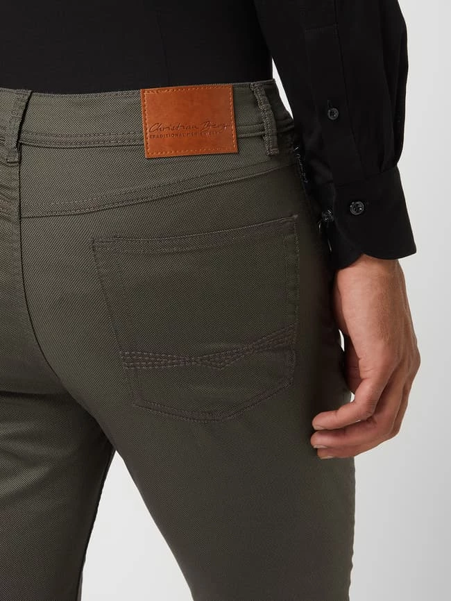 Christian Berg Men Regular Fit Hose Mit Stretch-Anteil - Olivgrün 3 Christian Berg Men Regular Fit Hose Mit Stretch-Anteil - Olivgrün – Bild 3